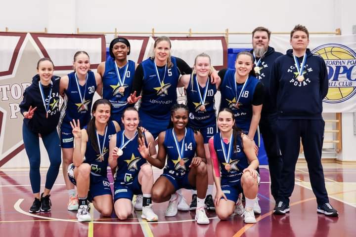 TopoBasket's tweet photo. SE ON PRONSSIA!!!🥉⭐️💙💛 #naistenkorisliiga #ToPoStrong #ToPoFamily #helsinki @Korisliiga https://t.co/XnyIk3LXPH