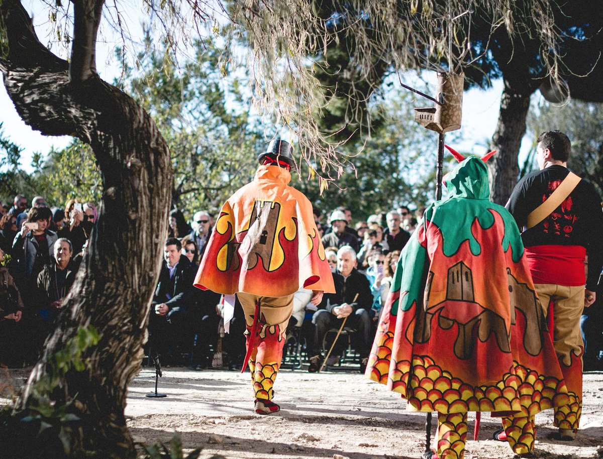 L’Acte Sacramental és l’escenificació de la lluita eterna del Bé contra el Mal. El dia del #3rConcursEnceses, dins els actes previs, també podreu gaudir de la representació del nostre ball parlat. La gènesi dels balls de diables. 🔥🕊️
📸 <a href="/themiguelphoto/">The Miguel Photo</a>
#BallDeDiables 
#SPRibes