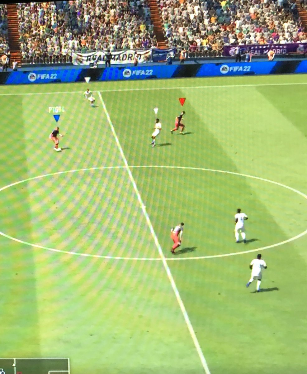Mohe22_'s tweet photo. Hemos ganado el partido como 7-1 o así, ok.

Pero es la primera vez que veo un fallo arbitral así en @EASPORTSEsp 🤯

El árbitro ha pitado FUERA DE JUEGO aquí. Increíble @PabloT4 🤣 https://t.co/31gpJZJBzo