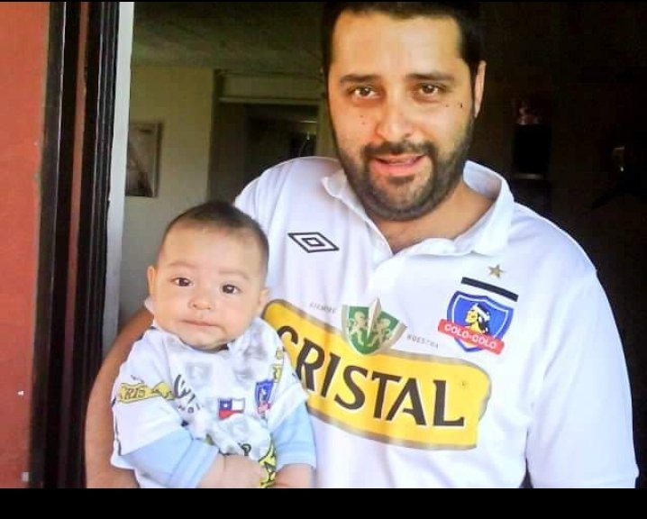 panchogray's tweet photo. Primera camiseta de mi hijo viendo la goleada que nos propino la U 
 Por 5 a 0 en el nacional lo mas triste fue que viviamos a 3 cuadras del estadio y sentía los goles primero que la transmisión. Grande colo colo #pelotaparadaxtntsports https://t.co/Jf7ENHe0m1