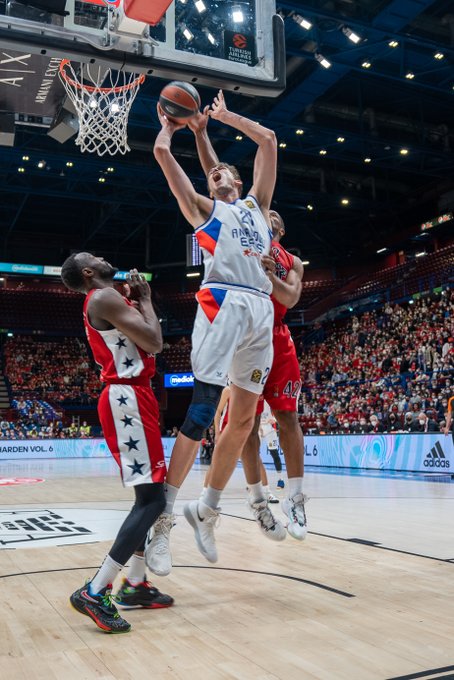 Olimpia Milano-Anadolu Efes maçında Tibor Pleiss pota altı mücadelesi veriyor