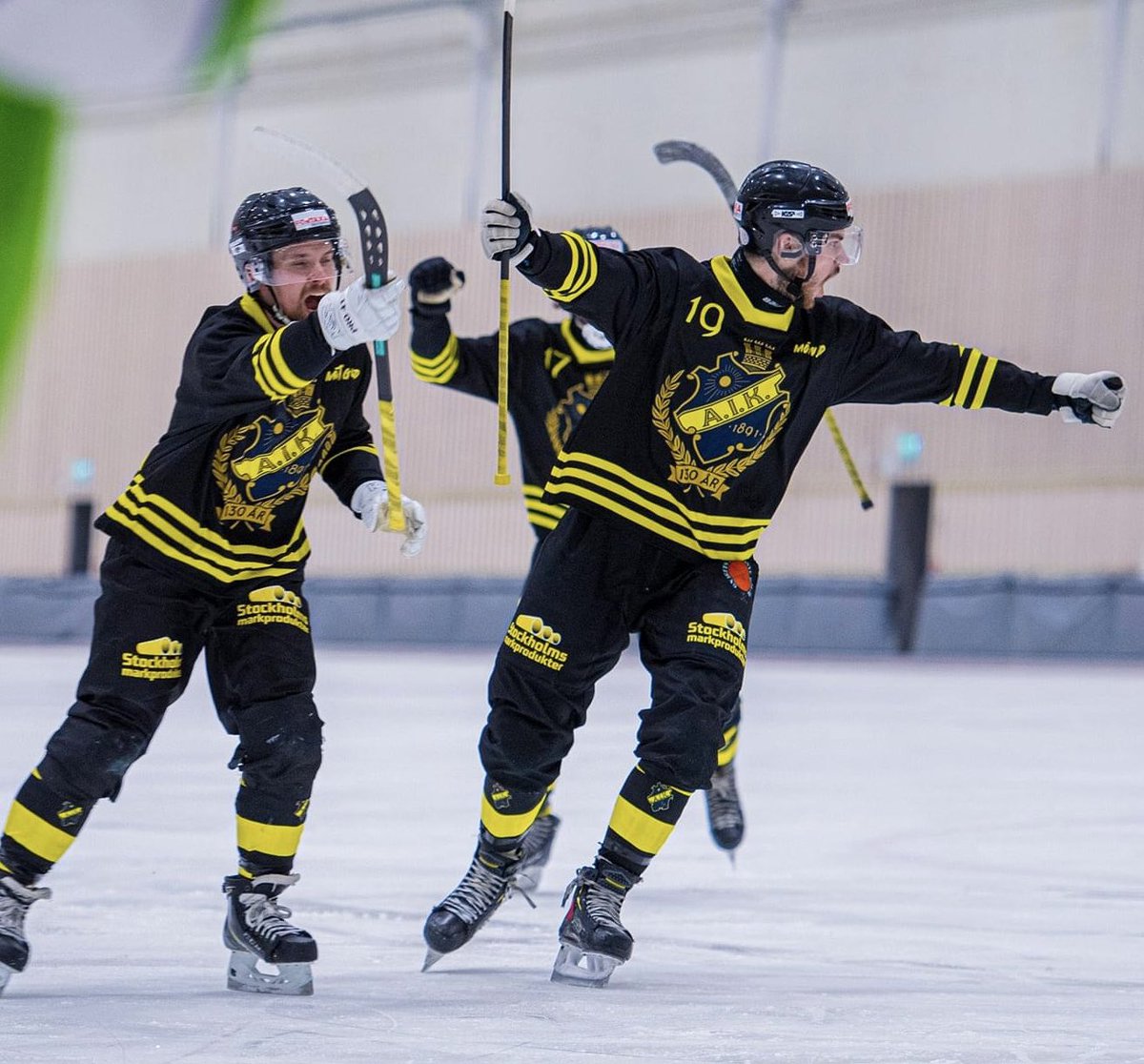 Passa på att säkra världens snyggaste matchtröja!

Än har du fortfarande chansen att säkra använda matchtröjor där alla intäkter från försäljningen går till AIK Bandys ungdomsverksamhet!

Länk till matchtröjorna: tradera.com/search?q=aik%2…

📸: <a href="/joakimhall/">Joakim Hall</a>
#AIK #AIKBandy