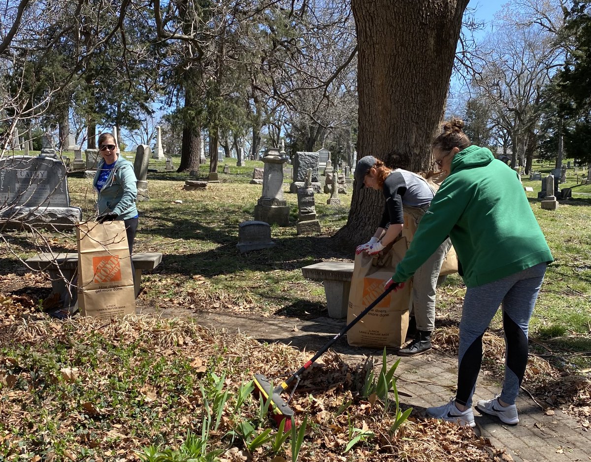 hendersonengs's tweet photo. Our HR & finance teams recently took part in a cleanup at #UnionCemetery, the oldest public cemetery in #KansasCity. It was an honor to volunteer at this historic site, where more than 55,000 people have been laid to rest since 1857.
#NationalVolunteerMonth #TeamHenderson https://t.co/f14m9SZPsx