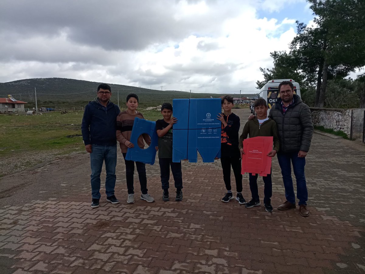 “Temiz Okul Temiz Enerji” projesi kapsamında Denizli Büyükşehir Belediyesi tarafından okulumuza hediye edilen geri dönüşüm atık kutularını teslim aldık. <a href="/kalemem20/">Kale İlçe Milli Eğitim Müdürlüğü</a> <a href="/totak2066/">Nurettin TIKIM</a> @denizlibld