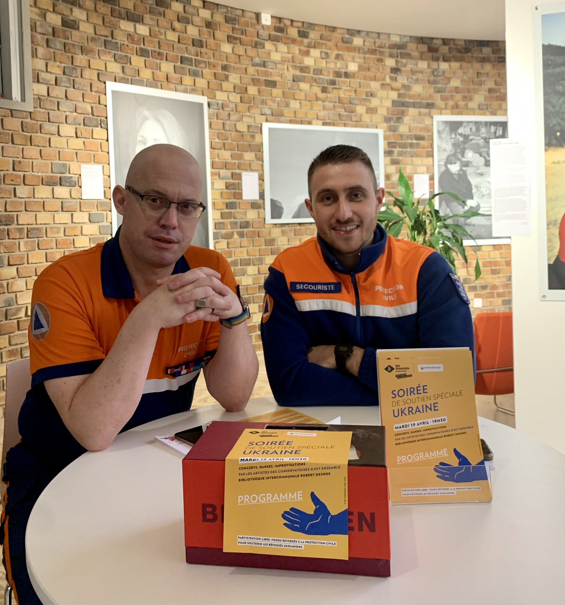 Est_Ensemble's tweet image. En ce moment : atmosphère créative et solidaire à la bibliothèque Desnos, où les artistes de nos #conservatoires jouent et dansent pour les réfugiés ukrainiens de nos 9 villes, en présence du public dont les dons iront à la @ProtecCivilefr pour aider les victimes du conflit 🤝🇺🇦