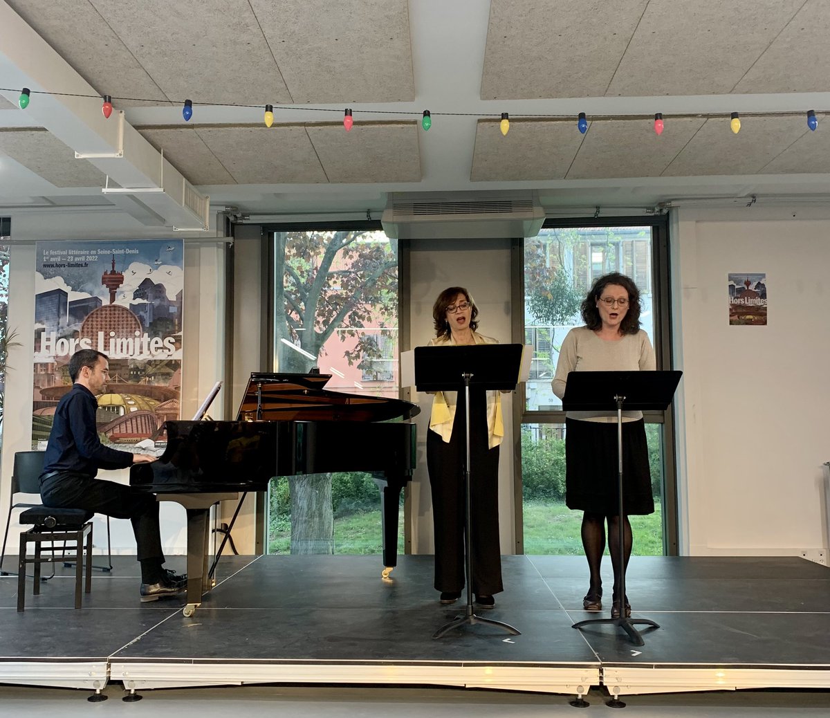 Est_Ensemble's tweet image. En ce moment : atmosphère créative et solidaire à la bibliothèque Desnos, où les artistes de nos #conservatoires jouent et dansent pour les réfugiés ukrainiens de nos 9 villes, en présence du public dont les dons iront à la @ProtecCivilefr pour aider les victimes du conflit 🤝🇺🇦