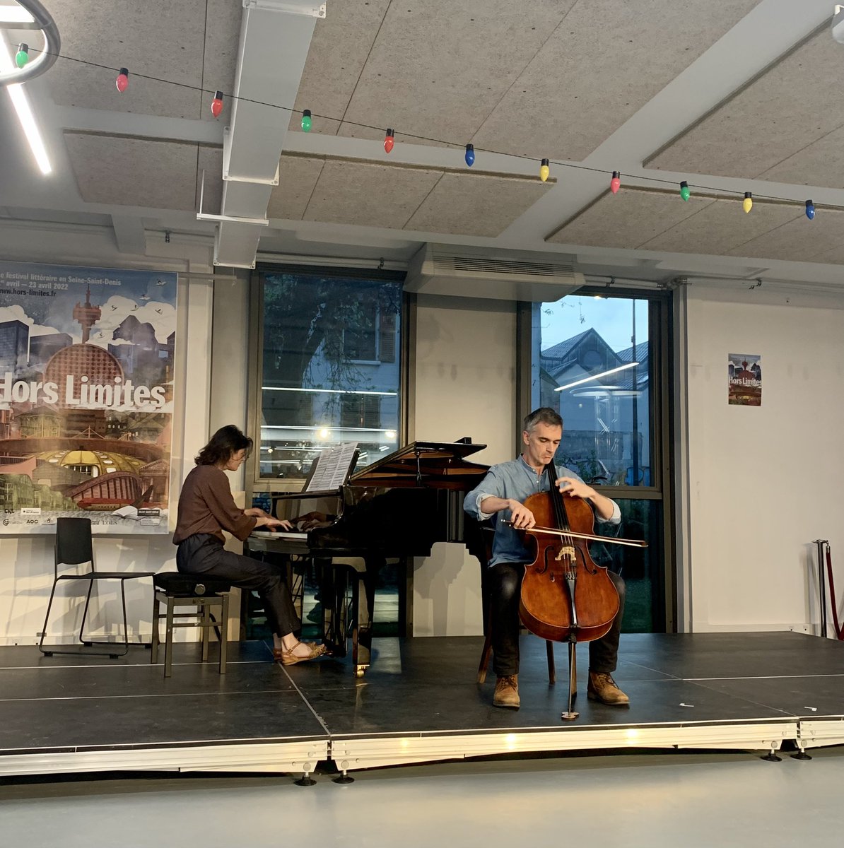 Est_Ensemble's tweet image. En ce moment : atmosphère créative et solidaire à la bibliothèque Desnos, où les artistes de nos #conservatoires jouent et dansent pour les réfugiés ukrainiens de nos 9 villes, en présence du public dont les dons iront à la @ProtecCivilefr pour aider les victimes du conflit 🤝🇺🇦