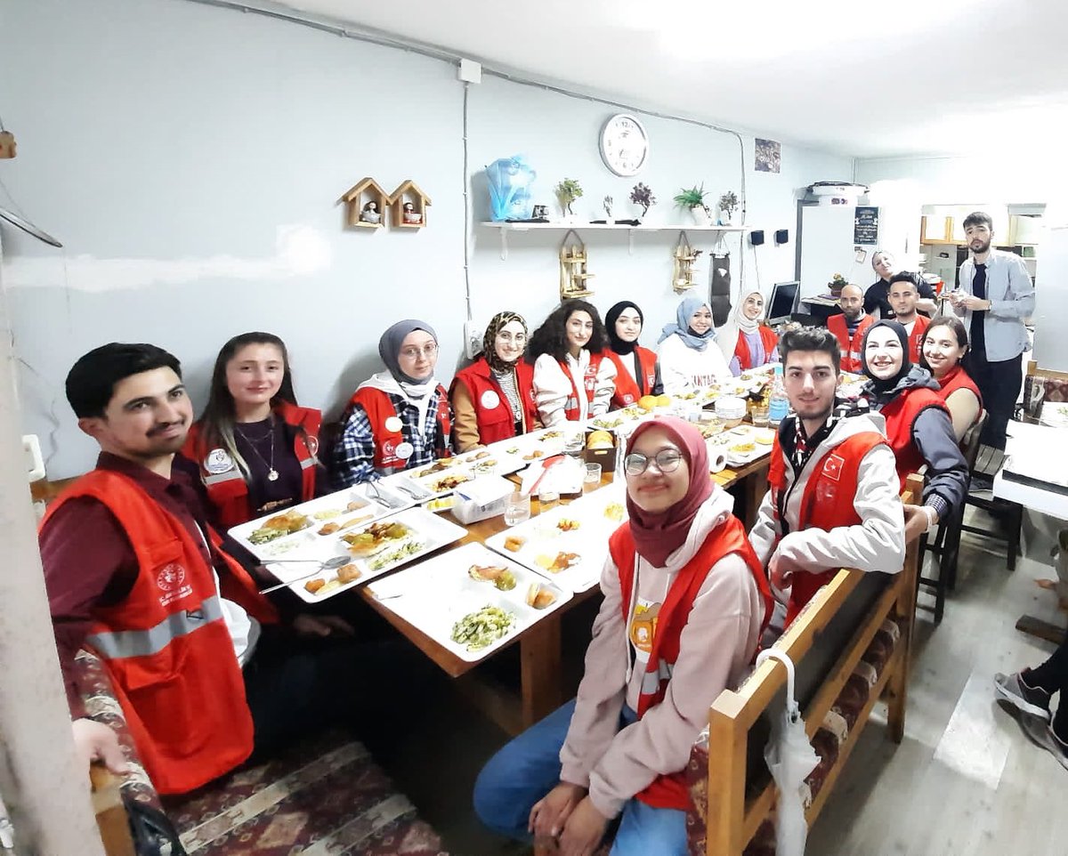 Sofradan Kalbe projesi kapsamında iftar yemeklerini iletmek için gönüllü olan dostlarımızla işletmemizde iftar yaptık. İşletme sahibi Lütfiye Pınar Ablamıza çokça teşekkür ediyoruz. Gönüldaşlarımızın da emeğine ve yüreğine sağlık.