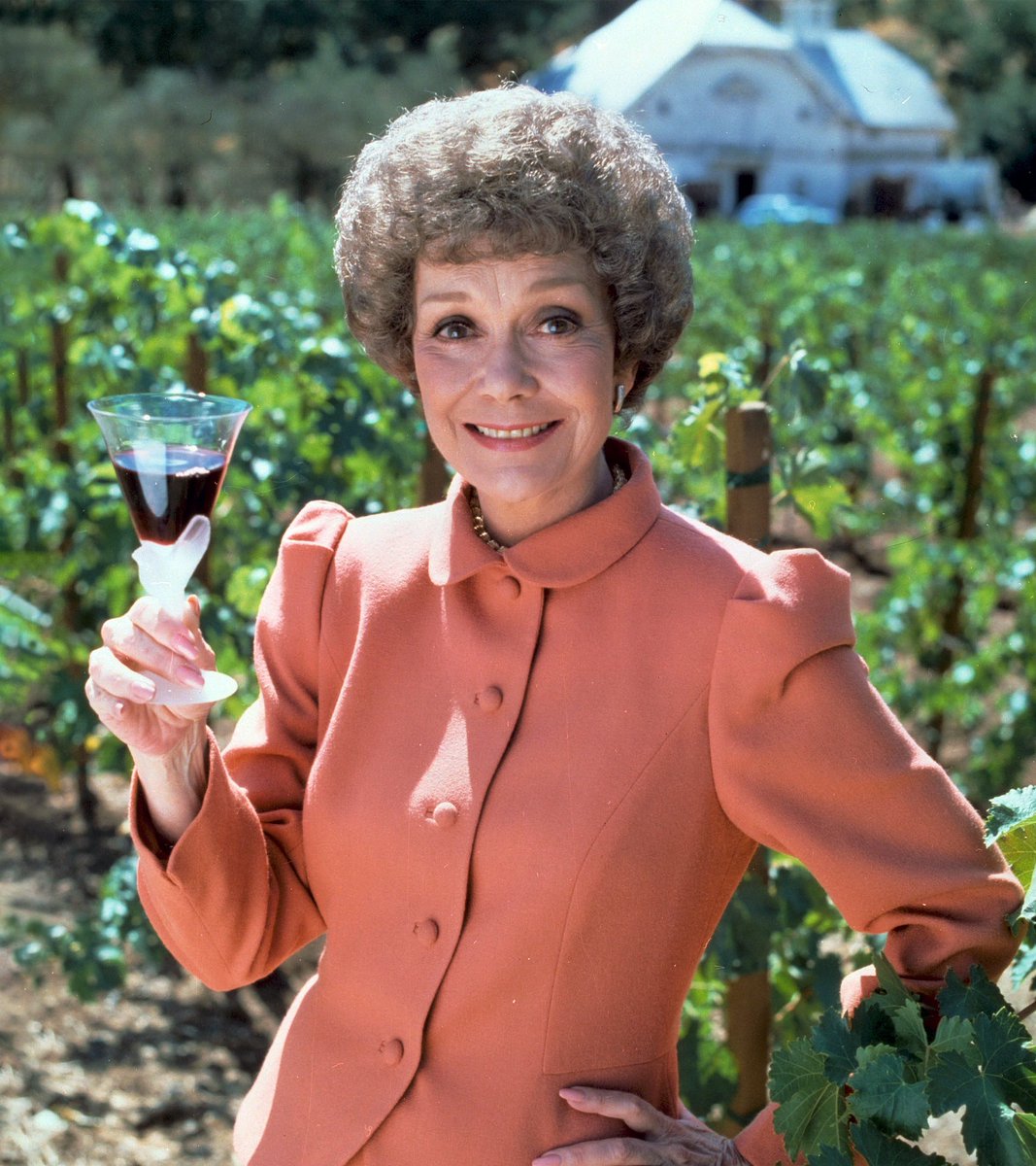 edteran3's tweet photo. En ocasiones me acuerdo de Ángela Channing #TVseries #tv80s #falconcrest #viñedosymalas #malamalisima https://t.co/NE098dxwfc