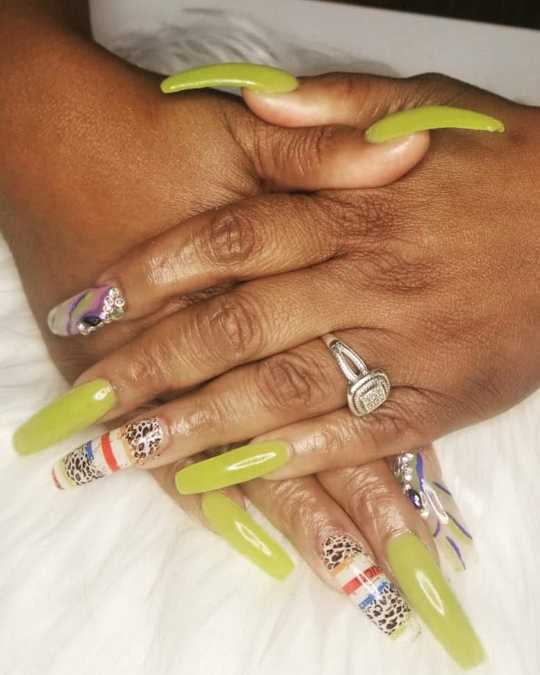 Nails_by_Shaki's tweet photo. I’m obsessed with these nails. She had to be convinced of the color at first, but we all love the finished product #nailsbyshaki #green #nailart #nails https://t.co/pcRS5uqukC