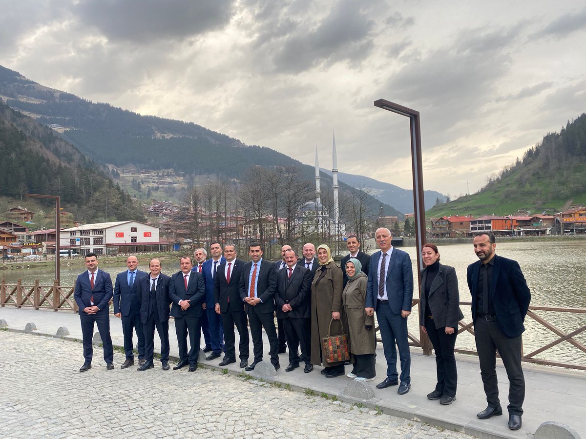 Bugün Çaykara ilçemizde birbirinden değerli çalışmalara şahit olduk. Tatlı yorgunluğumuzu ise başarımızın mimarı eğitim yöneticilerimizle birlikte ülke turizmimizin göz bebeği Uzungöl’ümüzde bu güzel kare ile gidermiş olduk.
<a href="/tcmeb/">Millî Eğitim Bakanlığı</a>
