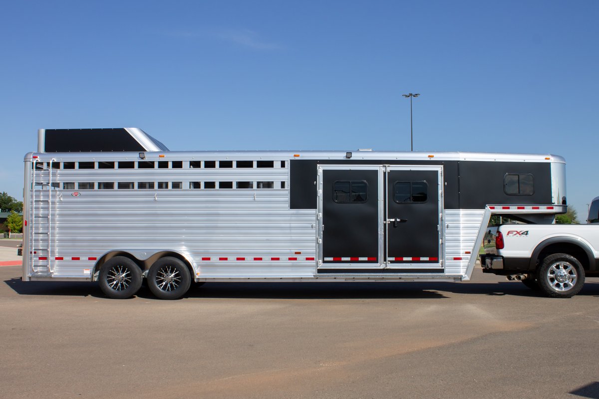 harttrailers's tweet photo. Lariat with a Smart Tack in Matte Black 😍 #Harttrailer #horsetrailer #horse https://t.co/HlmnWlMGWK