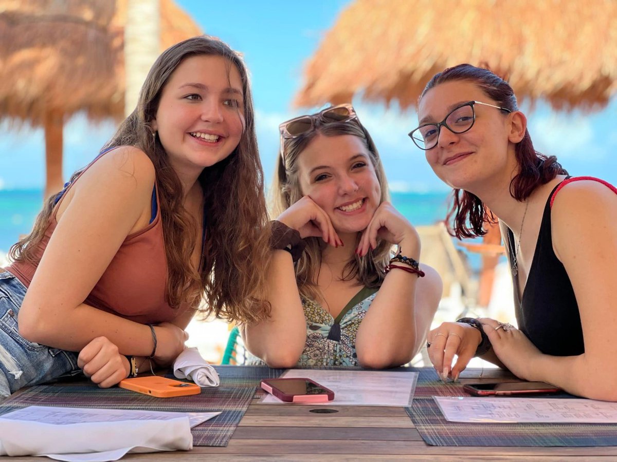 ETCexchange's tweet photo. Spring Break 2022 🌞🌊
Many of our students headed out with their families for spring break to take in the sites! They enjoyed the beaches of Cancun, the Grand Canyon, Disney World, Carlsbad Caverns and more! #springbreak #etcexchange #etc #hostfamily #exchangestudent https://t.co/M9E498WSv4