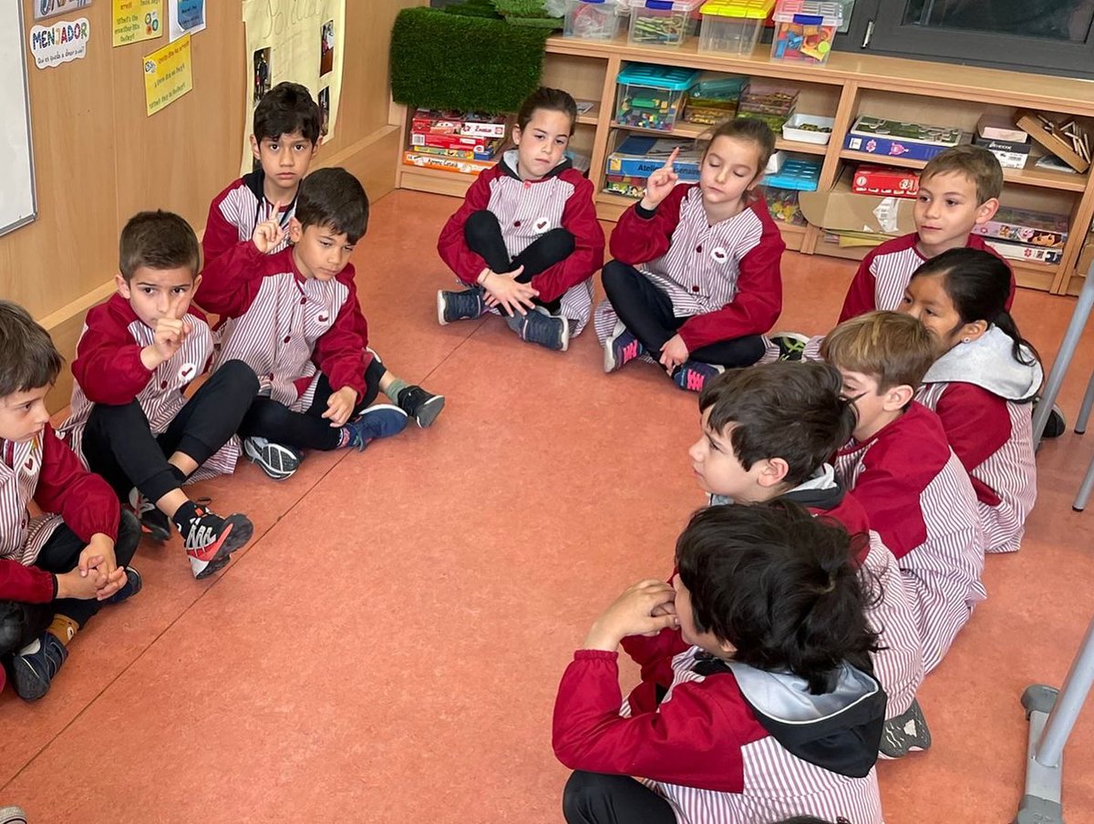 VedrunaVila's tweet photo. Avui, després de 2 anys, hem pogut entrar a les aules sense mascareta. Ha sigut un dia emocionant pels nostres alumnes i, per fi, ens hem pogut veure les cares i han tornat els somriures! 😀

#VedrunaVilafranca #intensament #novanormalitat #cares #sensemascaretes #somriures https://t.co/pBc9gjIuFG