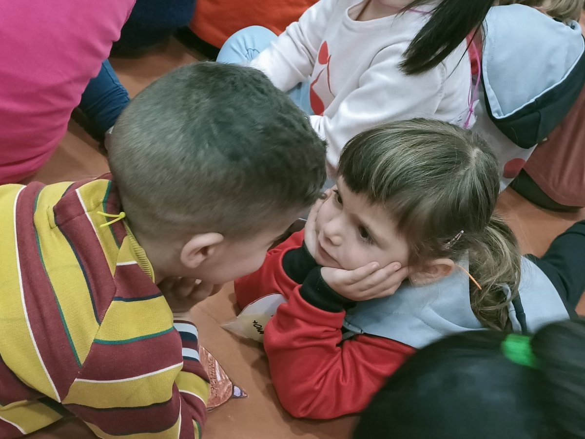 VedrunaVila's tweet photo. Avui, després de 2 anys, hem pogut entrar a les aules sense mascareta. Ha sigut un dia emocionant pels nostres alumnes i, per fi, ens hem pogut veure les cares i han tornat els somriures! 😀

#VedrunaVilafranca #intensament #novanormalitat #cares #sensemascaretes #somriures https://t.co/pBc9gjIuFG