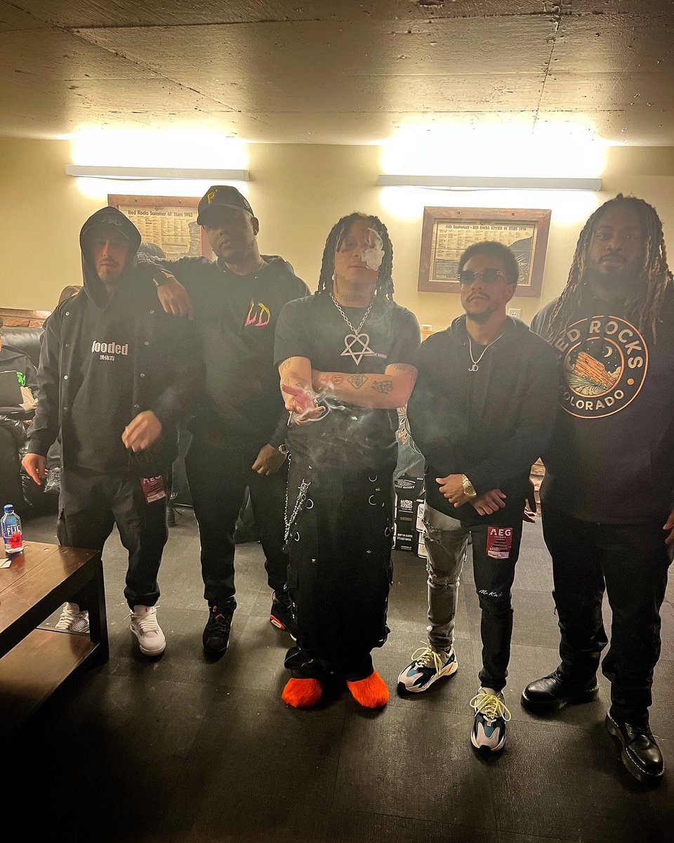 Its_Jus_Obama's tweet photo. Red Rocks w/ my bro @trippieredd last night 🤘🏾 if y’all ain’t know… I LOVE THIS SHIT IM BLESSED TO DO 🙏🏾
#JDeasss #TrippieRed #RedRocksAmpitheatre #WizKhifa #LiveMusic https://t.co/vO38MBydwb