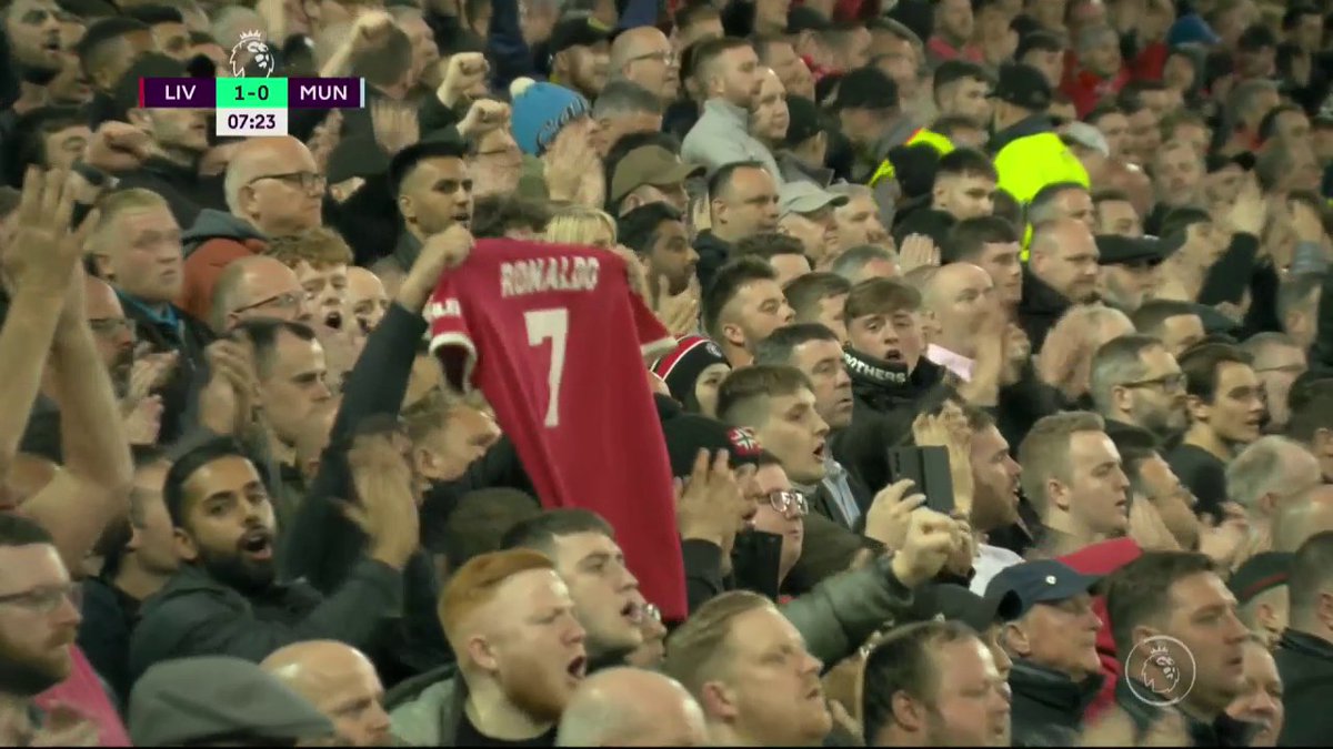 CanalplusFoot's tweet photo. Anfield pense à Cristiano Ronaldo et fait une minute d'applaudissements pour le Portugais à la 7ème minute 🙏

#LIVMUN #PremierLeague https://t.co/qyjOMgzBpU