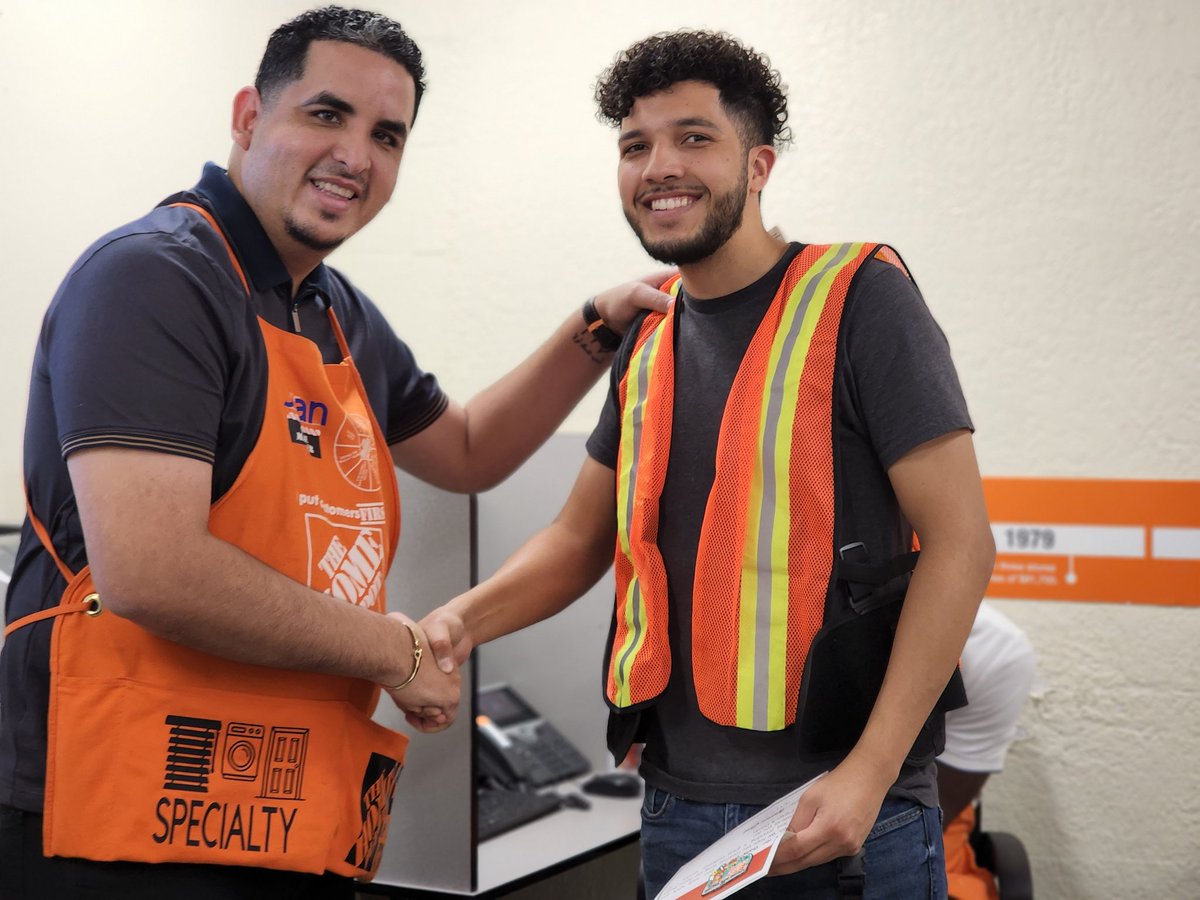 Alejandra Ferreira (@hr4store0210) on Twitter photo Congrats Michael Santana D31 for being recognized for amazing customer service in CURBSIDE. π₯πΎπ₯ Congrats Michael Santana D31 for being recognized for amazing customer service in CURBSIDE. π₯πΎπ₯