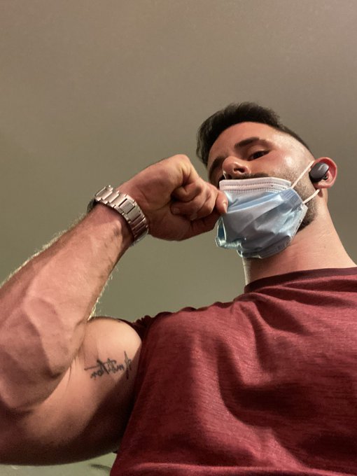 2 pic. Arms day ?✨?? https://t.co/hlIV5OsgEs