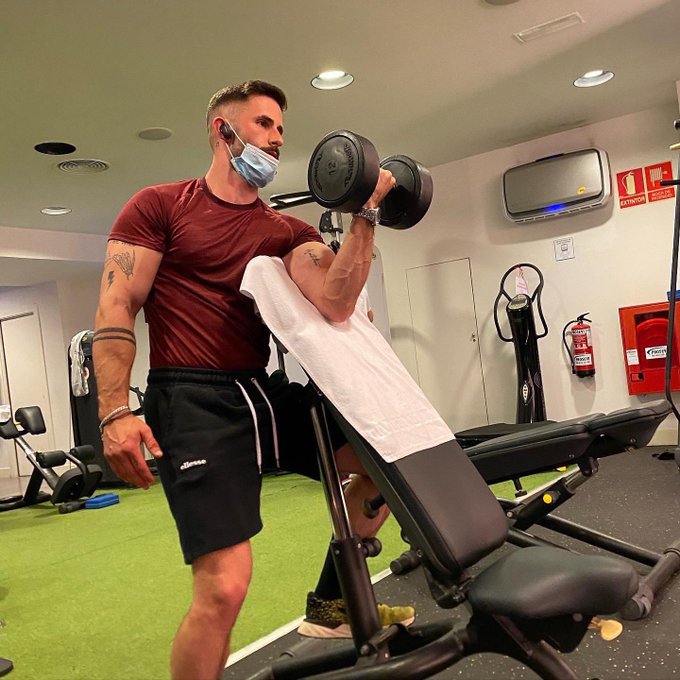 1 pic. Arms day ?✨?? https://t.co/hlIV5OsgEs