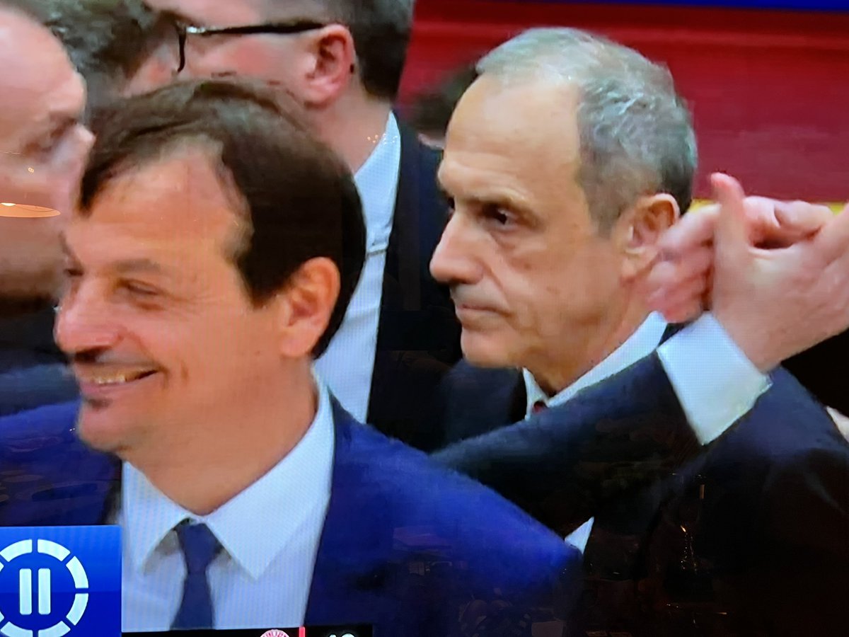 flazzeroni29's tweet photo. …quello dietro stasera ride un po’ meno del 2003… dopo il #robo della bomba di #Bulleri … 😂 V per Vendetta di Ergin #Ataman !!! https://t.co/Ch7KNSy3sQ