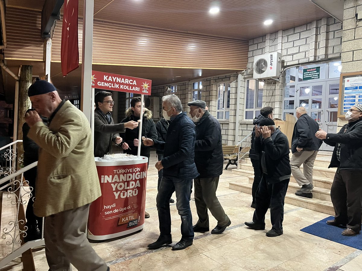 AKGencSakarya's tweet photo. #Ramazan  ayının manevi güzelliğini birlik ve beraberlik havasını Kaynarca’da yaşamaya devam ediyoruz 😌

Genç kardeşlerimizle Kaynarca Merkez Camiinde teravih namazında buluştuk. Teravih namazı çıkışı vatandaşlarımıza lokum ikramında bulunduk. https://t.co/5kHj6xSZXZ