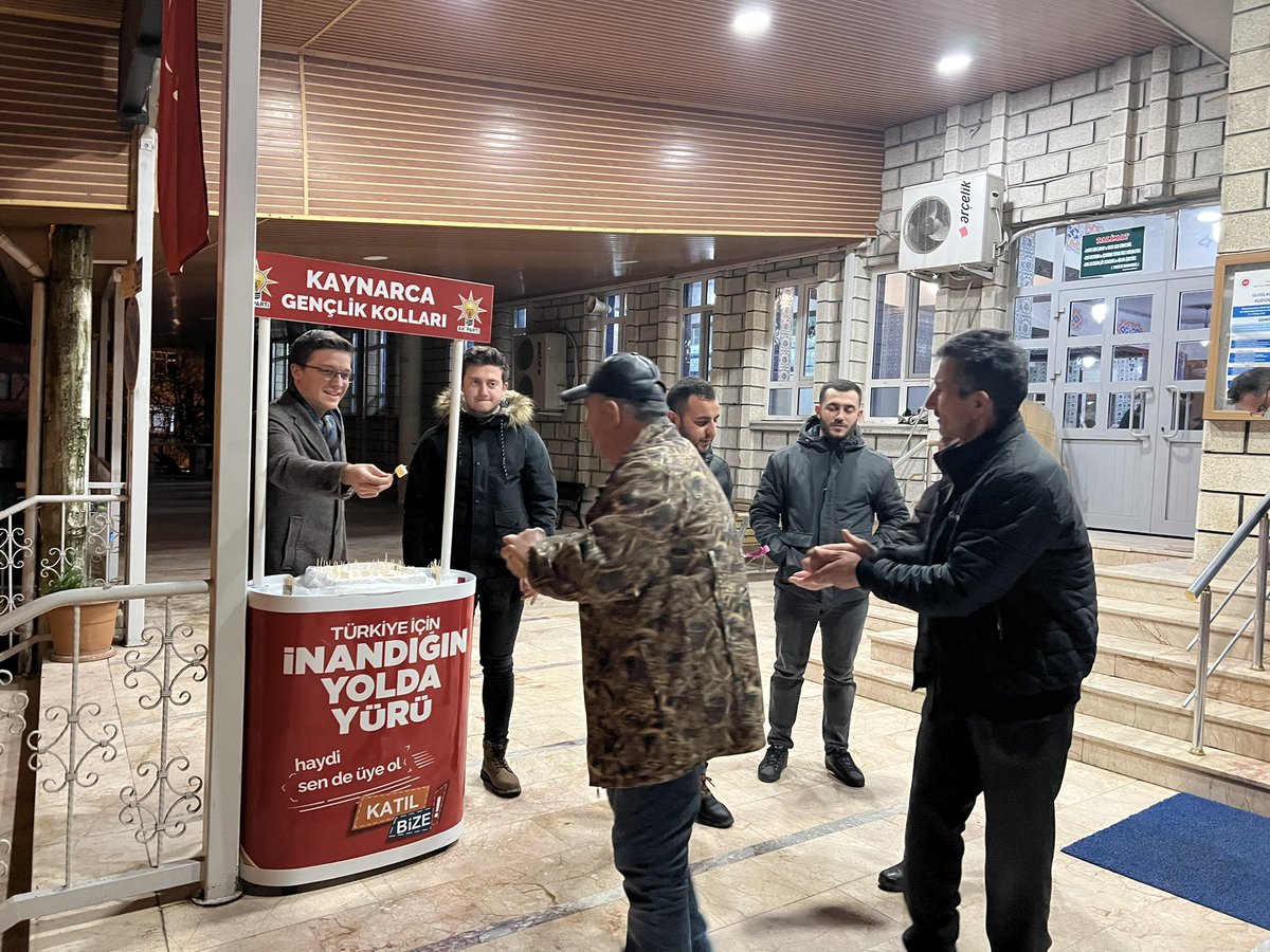 AKGencSakarya's tweet photo. #Ramazan  ayının manevi güzelliğini birlik ve beraberlik havasını Kaynarca’da yaşamaya devam ediyoruz 😌

Genç kardeşlerimizle Kaynarca Merkez Camiinde teravih namazında buluştuk. Teravih namazı çıkışı vatandaşlarımıza lokum ikramında bulunduk. https://t.co/5kHj6xSZXZ