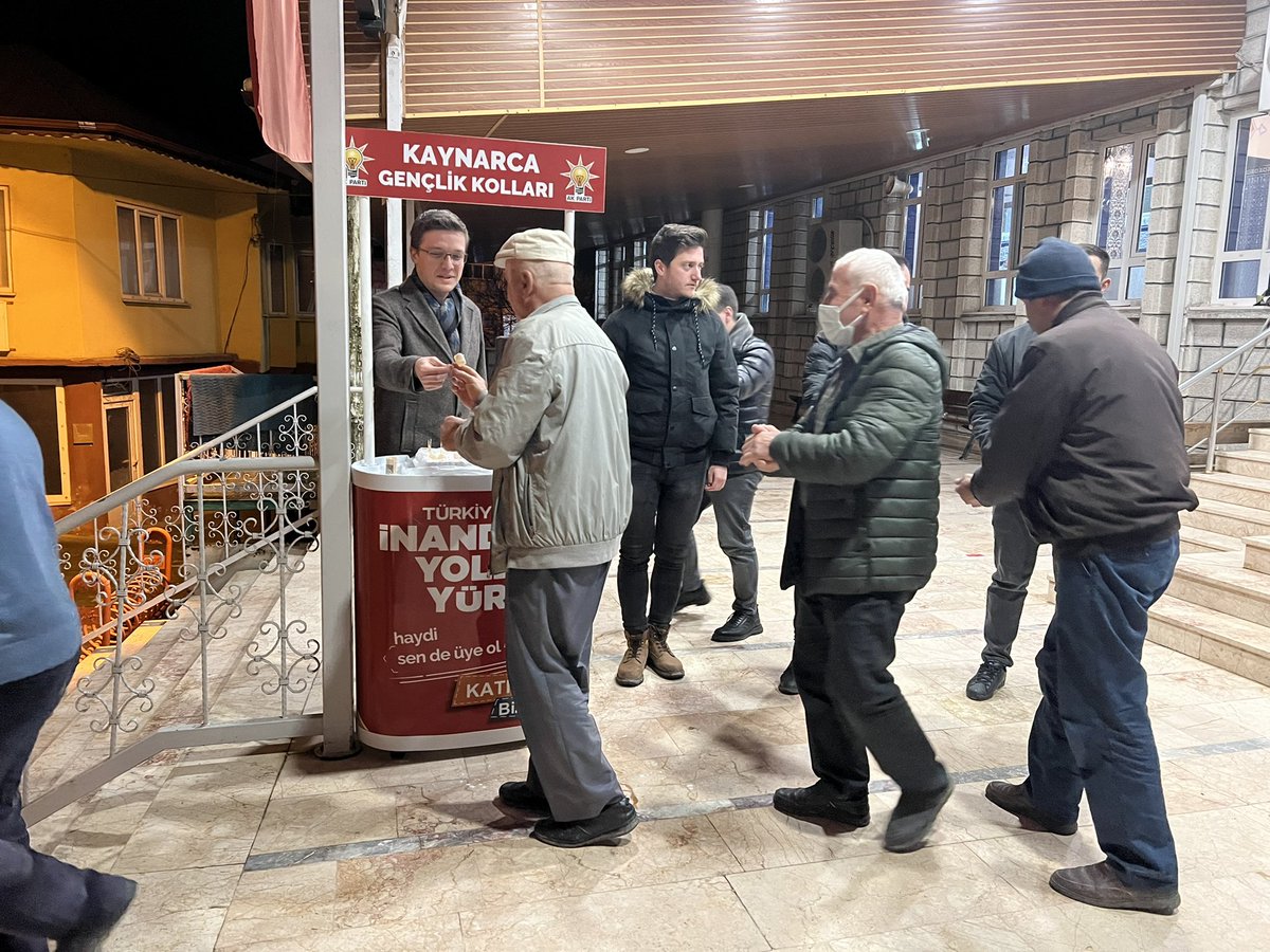 AKGencSakarya's tweet photo. #Ramazan  ayının manevi güzelliğini birlik ve beraberlik havasını Kaynarca’da yaşamaya devam ediyoruz 😌

Genç kardeşlerimizle Kaynarca Merkez Camiinde teravih namazında buluştuk. Teravih namazı çıkışı vatandaşlarımıza lokum ikramında bulunduk. https://t.co/5kHj6xSZXZ