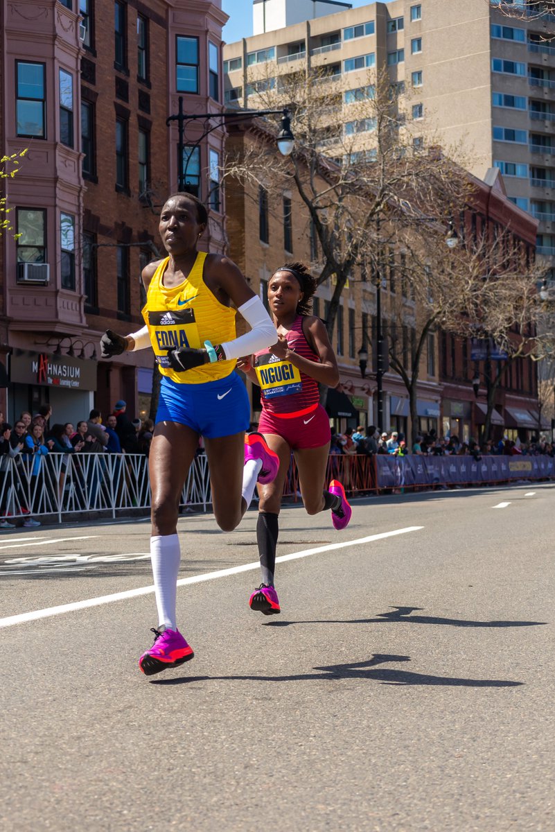 Some of the elite women blasting through Coolidge Corner (Mile 24) for The Boston Marathon 2022 @bostonmarathon @baa #bostonmarathon2022