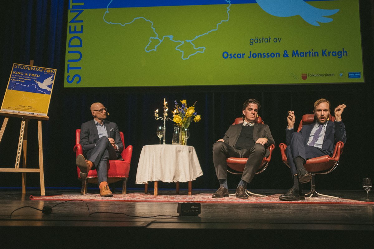 Studentafton's tweet photo. För exakt en vecka sedan genomförde vi en afton på temat Krig och Fred.🇺🇦

Aftonen finns att ta del av på youtube: https://t.co/IeAvWscqoD

Vi vill riktra vårt varmaste tack till @MartinKragh1, @OAJonsson och @JHuitfeldt för att ni var med och förverkligade aftonen. https://t.co/DAFEzKZXSu