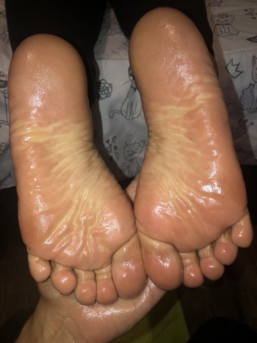 Oily wrinkled soles 😍🥴🦶🏼🦶🏼💦 https://t.co/V9m97qX6eq