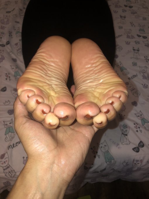 Oily wrinkled soles 😍🥴🦶🏼🦶🏼💦 https://t.co/V9m97qX6eq