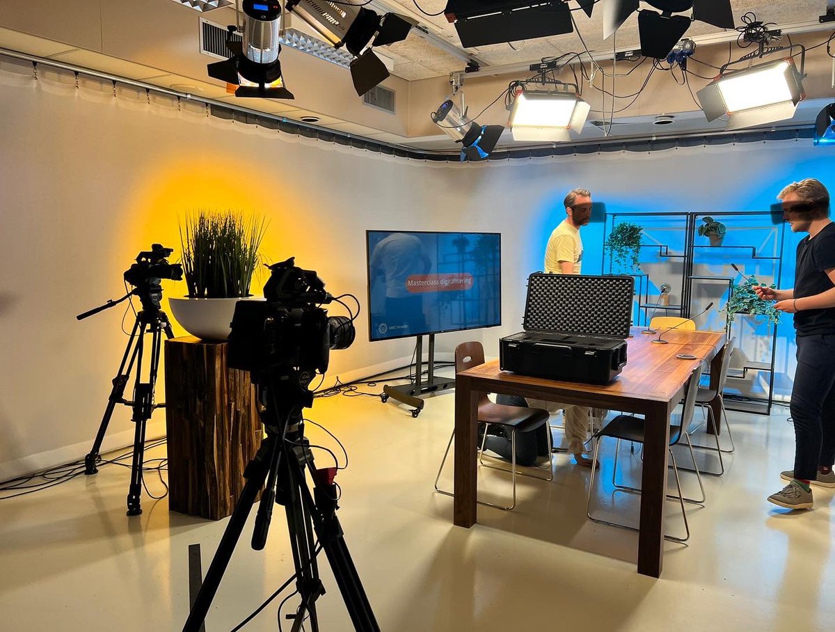 Inspirerende avond waarbij ik mocht bijdragen a/d MasterClass Digitalisering. Mijn motto is “Zorg op afstand als dat kan, fysiek in <a href="/UMCUtrecht/">UMC Utrecht</a> als het moet, ook bij diagnose kanker”. Wel goed inregelen, zodat fysieke of (video) bel consult op tijd plaatsvindt, techniek werkt etc