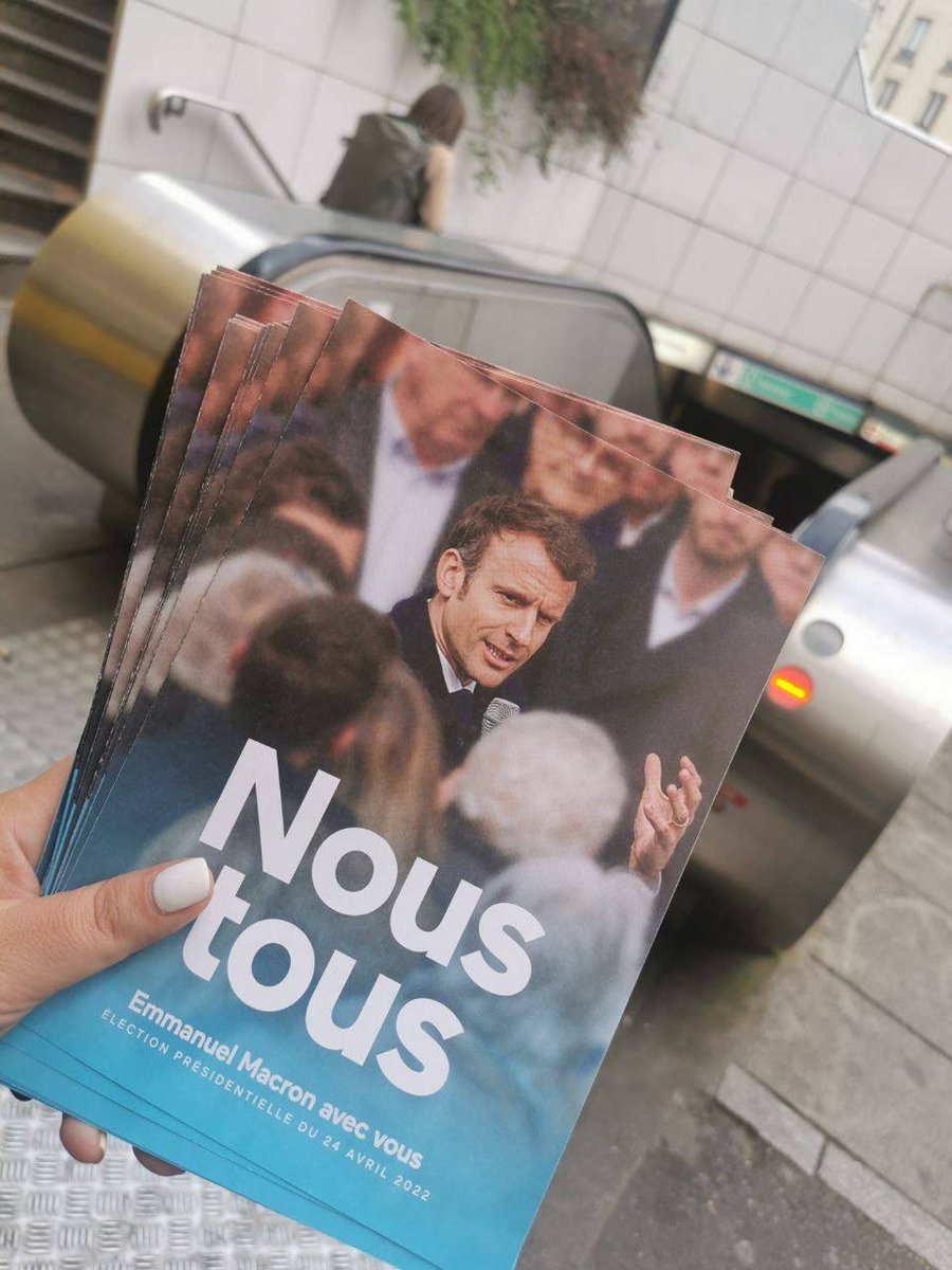 LREM_Ivry's tweet photo. Encore et toujours sur le terrain ce soir, tractage et boitage à #ivrysurseine 

plus que 4 jours pour convaincre que le 24 avril pour la 🇫🇷, pour l’🇪🇺, pas une voix ne doit manquer à Emmanuel Macron 

#JeVoteMacronAuDeuxiemeTour https://t.co/tKxxzlgSvZ