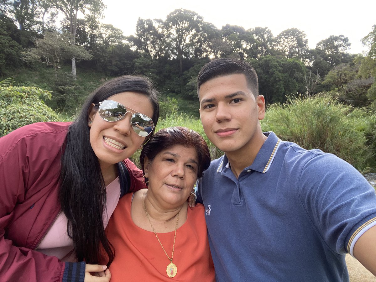 jorgeivanmc24's tweet photo. Cumpliré todas las promesas que te hice! Sonríe y no te preocupes por nada Fer! Que yo cuidaré a mami y a papi por ti🤍🕊 https://t.co/xftFHWlysj