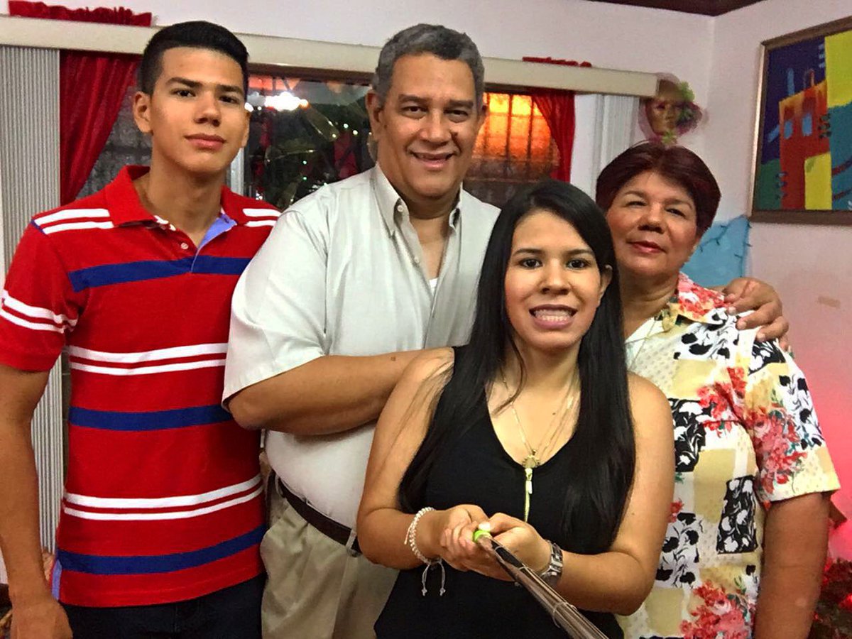 jorgeivanmc24's tweet photo. Cumpliré todas las promesas que te hice! Sonríe y no te preocupes por nada Fer! Que yo cuidaré a mami y a papi por ti🤍🕊 https://t.co/xftFHWlysj