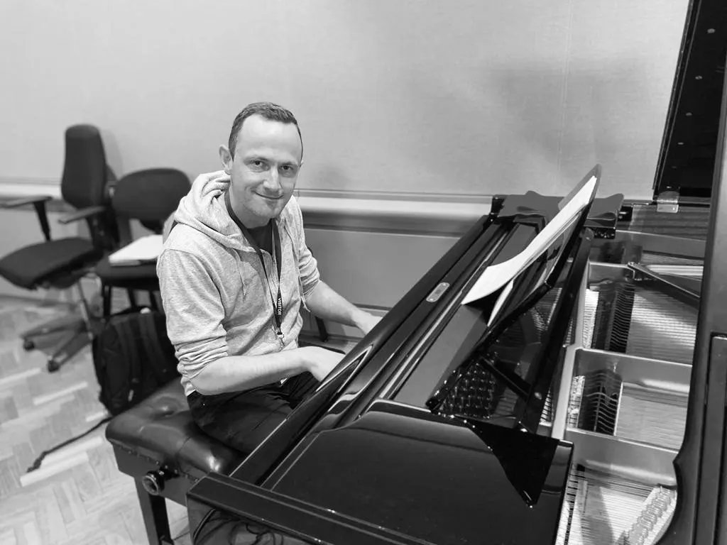 trishclowes's tweet photo. A few fun snaps from our session for @BBCRadio3 today ... Broadcast later in the month! Thanks to @ChrisRMontague #RossStanley #TimGiles #KevinLeGendre &amp; the JtoZ team 🙂 #AViewwithaRoom @greenleafmusic https://t.co/GM0dixgRRZ