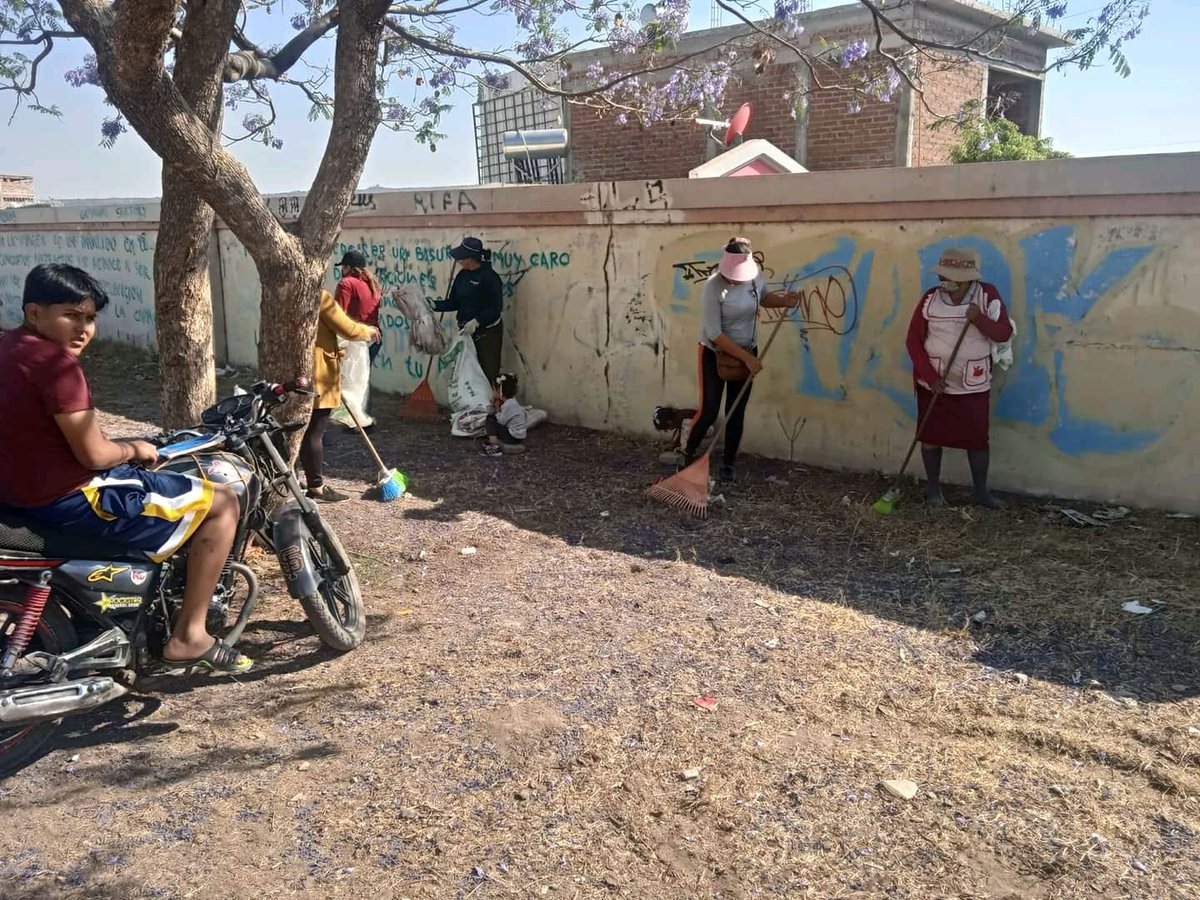 DSIrapuato's tweet photo. Generamos participación ciudadana en San Roque, en equipo limpiamos y dejamos bonita su entrada que, servirá para el disfrute de sus familias.

Gracias a la participación de la delegada, habitantes de la comunidad, @serviciospirap y Desarrollo Rural. https://t.co/40ery2anKe