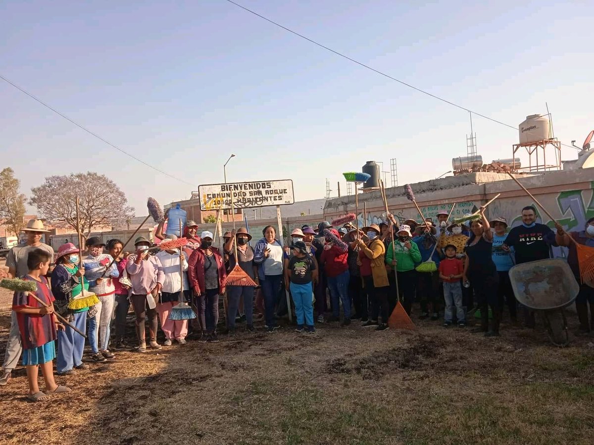 DSIrapuato's tweet photo. Generamos participación ciudadana en San Roque, en equipo limpiamos y dejamos bonita su entrada que, servirá para el disfrute de sus familias.

Gracias a la participación de la delegada, habitantes de la comunidad, @serviciospirap y Desarrollo Rural. https://t.co/40ery2anKe