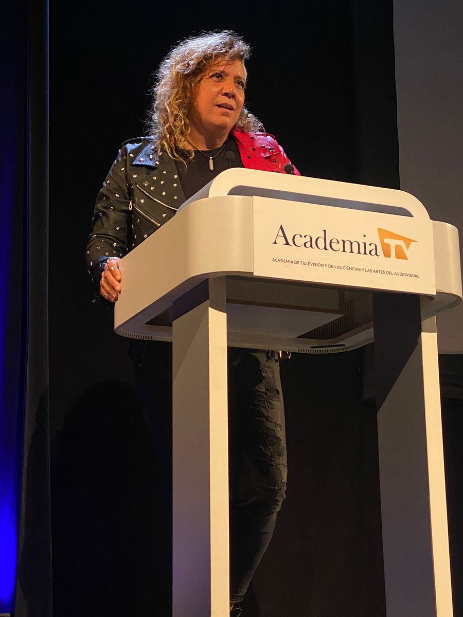 academia_tv's tweet photo. La encargada de hacer entrega del último Premio Talento es @RosanaOficial a la Directora de Programas Pilar Tabares #PremiosTalento https://t.co/5ptXSL9w2S