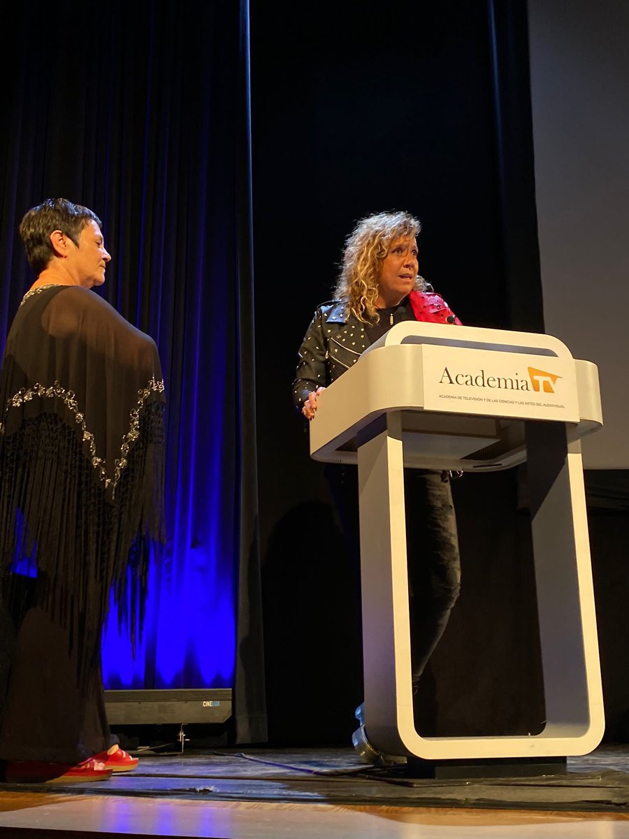 academia_tv's tweet photo. La encargada de hacer entrega del último Premio Talento es @RosanaOficial a la Directora de Programas Pilar Tabares #PremiosTalento https://t.co/5ptXSL9w2S