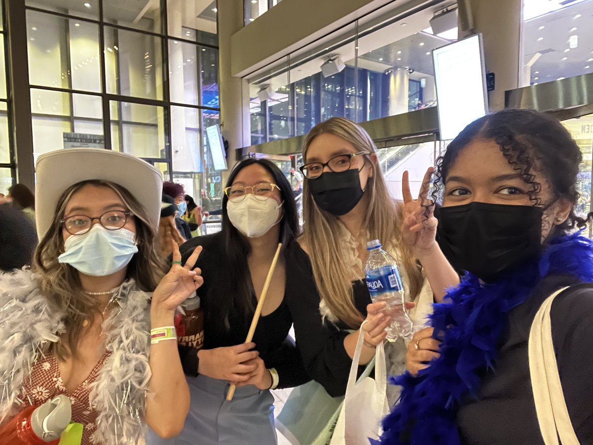 Got these angels all around me, I’ll never be alone ✨( missing gis, em, manuela and cat 💔