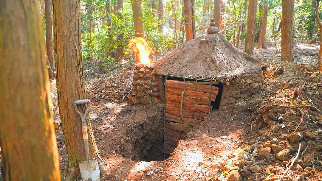 文明の無い森の中の素材のみで竪穴式住居作りました。
・ドアは木の皮
・屋根は泥と枯れ草
・ロープはツタや木の根
・壁は石壁
・暖炉付き
チャンネル登録等嬉しいです😊
#ブッシュクラフト
#bushcraft
#サバイバル
#竪穴式住居
#サバイバルマルチーズ
#オフグリッド
youtu.be/FF12_2rdD5k