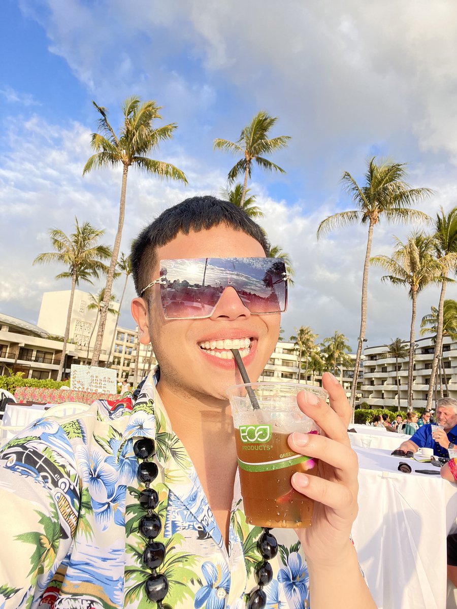 mikeyvee__'s tweet photo. Oh hey Twitter long time no see, here’s me in Hawaii😍🌺 #imissit https://t.co/7JGSF0LDAb