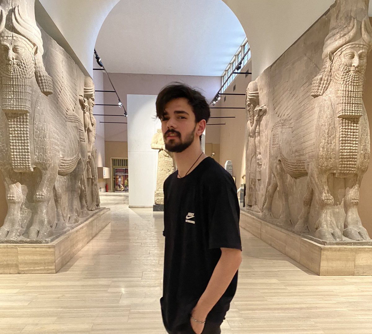 اليوم زرت المتحف العراقي الي بالعلاوي 
ردت اطلع مخلوني كلولي تبقى هنا انتَ تحفة