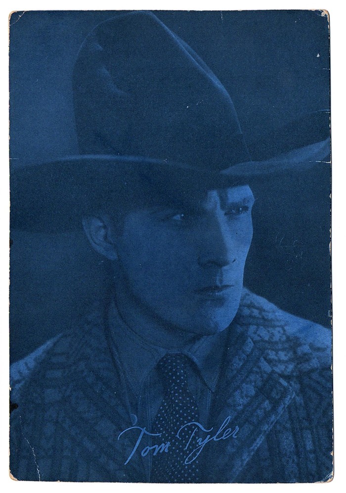 AventurasDeTom's tweet photo. The following is somewhat super-rare: an exhibit/arcade card at 4 5/8" x 6 3/4" with no manufacturer's mark, thinner paperboard than most ESCO exhibit/arcade cards. Tom Tyler in a shot from "Terror Mountain" from 1928. #TomTyler #silentfilm #moviecard #exhibitcard #arcadecard https://t.co/HKsBNjYgwi