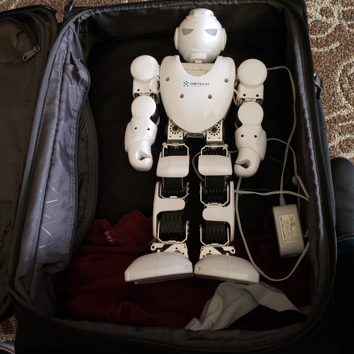calvinmackie's tweet photo. The look 🤯 on TSA face when they see my robot ... it always like "Yo, Dat aint Chuck right?" .🤣🤣🤣 Nah, it ain't Chuck but dats gonna be the new TSA agents in like 5 yrs! Walk off, hearing TSA talk about how cool is that! #STEMEverywhere! #stemforall https://t.co/YQsRyxV4tM