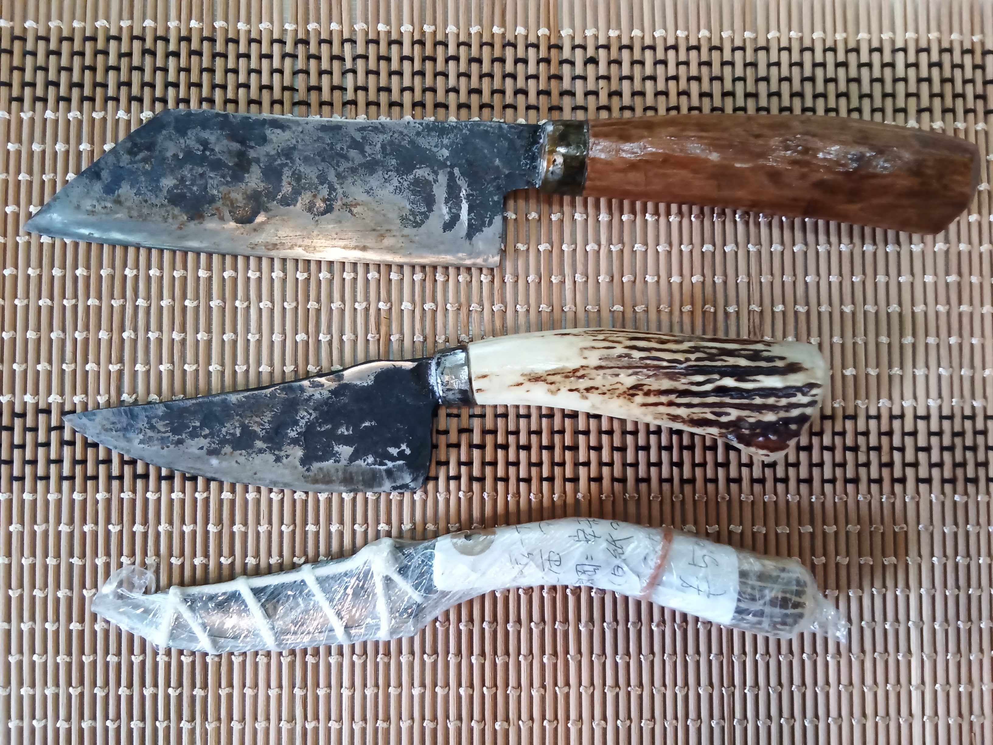 カニマン鍛治工房　三徳包丁　沖縄　伝統工芸品　手打ち包丁 宜野座村にある『カニマン鍛冶工房』 自動車の廃材の鉄を使って包丁を