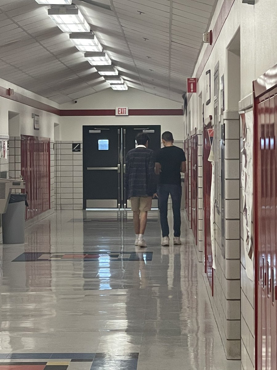 KennedyKoe2's tweet photo. The other day we had our class completing their week of directions with a treasure hunt around the school. Verde vs Amarillo, and they were both muy rápido and successful at finding their treasure! @BJKURTZ @srucoe @Junko_Yamamoto #studentteaching #koeteaching #spanishteacher https://t.co/SBc9zFfOI3