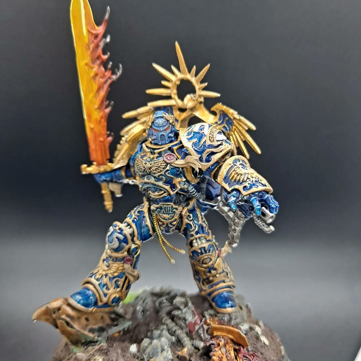Chlaspaints's tweet photo. Four Hour SpeedPaint. The gilding killed my hands. 😂 I love this model though.
.
.
#WarhammerCommunity #Gulliman #Ultramarine #Roboute https://t.co/78RgQkgQb3